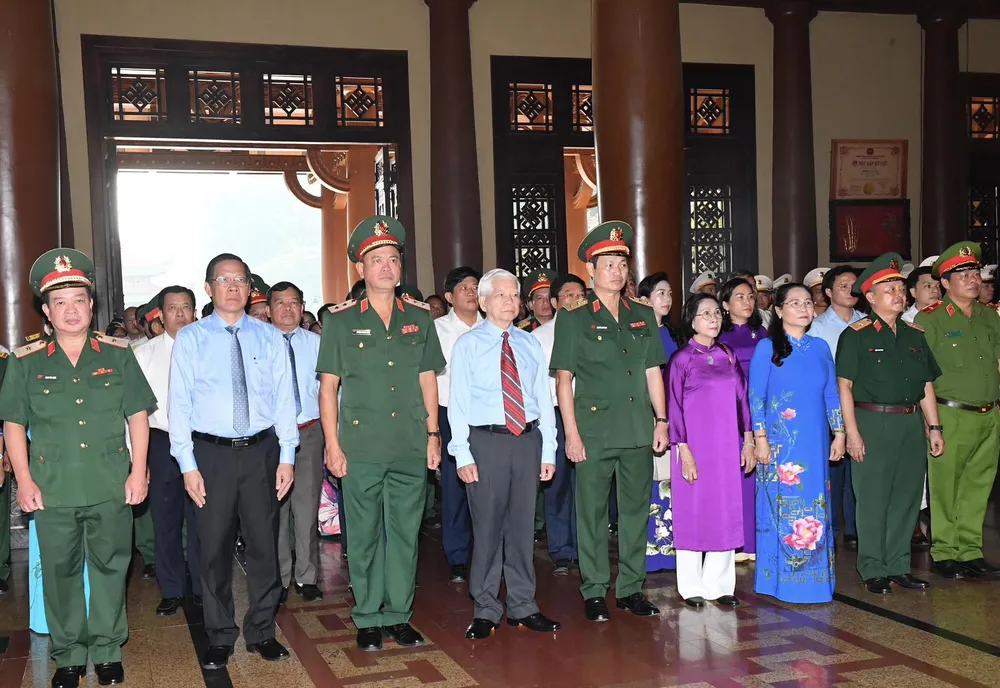 Đoàn đại biểu dâng hương, dâng hoa tại Đền tưởng niệm Liệt sĩ Bến Dược. Ảnh: VIỆT DŨNG Đoàn đại biểu dâng hương, dâng hoa tại Đền tưởng niệm Liệt sĩ Bến Dược. Ảnh: VIỆT DŨNG