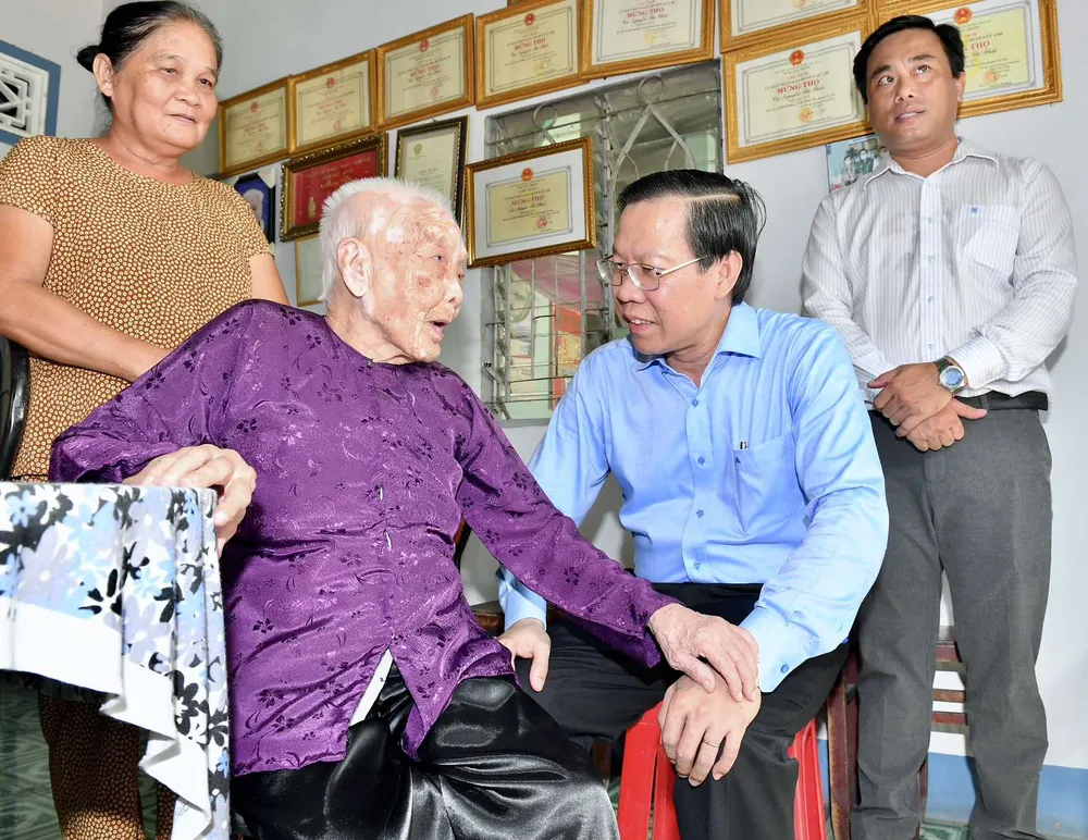 Đồng chí Phan Văn Mãi thăm hỏi Mẹ Việt Nam Anh hùng Nguyễn Thị Thái. Ảnh: VIỆT DŨNG