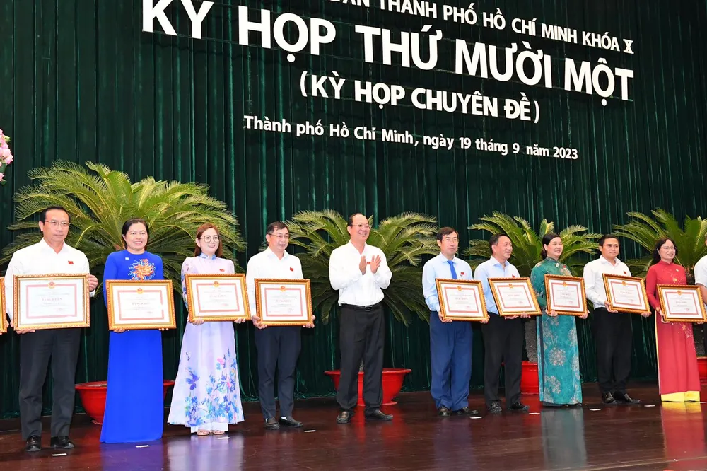 Phó Bí thư Thành ủy TPHCM Nguyễn Hồ Hải trao Bằng khen cho các tập thể có thành tích xuất sắc trong việc thực hiện Luật hoạt động giám sát của Quốc hội và HĐND tại TPHCM, giai đoạn 2021-2023. Ảnh: VIỆT DŨNG Phó Bí thư Thành ủy TPHCM Nguyễn Hồ Hải trao Bằng khen cho các tập thể có thành tích xuất sắc trong việc thực hiện Luật hoạt động giám sát của Quốc hội và HĐND tại TPHCM, giai đoạn 2021-2023. Ảnh: VIỆT DŨNG