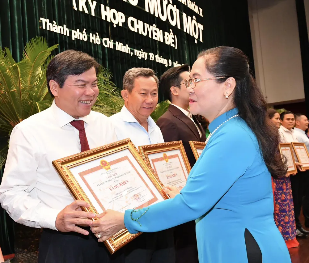 Chủ tịch HĐND TPHCM Nguyễn Thị Lệ trao Bằng khen cho 36 tập thể, trong đó có Báo SGGP đã có thành tích xuất sắc trong việc thực hiện Luật Hoạt động giám sát của Quốc hội và HĐND tại TPHCM, giai đoạn 2021-2023. Ảnh: VIỆT DŨNG Chủ tịch HĐND TPHCM Nguyễn Thị Lệ trao Bằng khen cho 36 tập thể, trong đó có Báo SGGP đã có thành tích xuất sắc trong việc thực hiện Luật Hoạt động giám sát của Quốc hội và HĐND tại TPHCM, giai đoạn 2021-2023. Ảnh: VIỆT DŨNG
