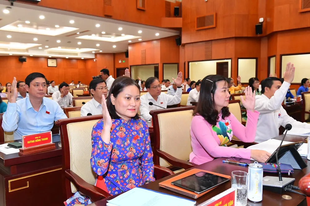 Đại biểu HĐND TPHCM biểu quyết thông qua nghị quyết. Ảnh: VIỆT DŨNG Đại biểu HĐND TPHCM biểu quyết thông qua nghị quyết. Ảnh: VIỆT DŨNG