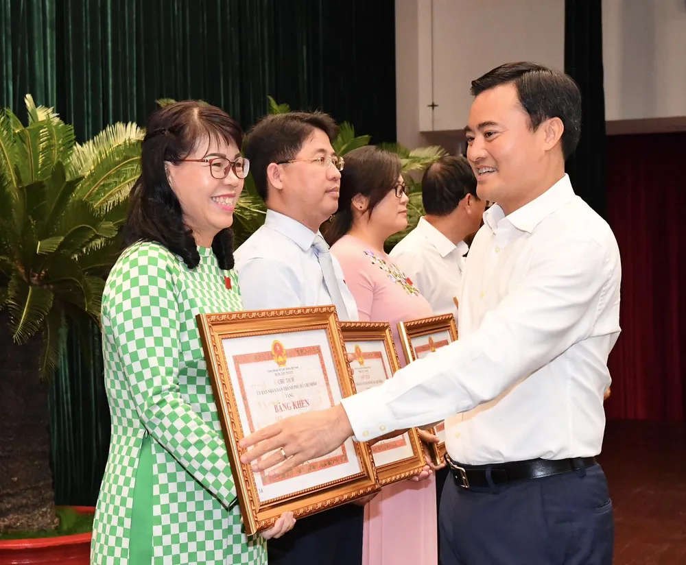 Phó Chủ tịch UBND TPHCM Bùi Xuân Cường trao Bằng khen cho các tập thể. Ảnh: VIỆT DŨNG Phó Chủ tịch UBND TPHCM Bùi Xuân Cường trao Bằng khen cho các tập thể. Ảnh: VIỆT DŨNG
