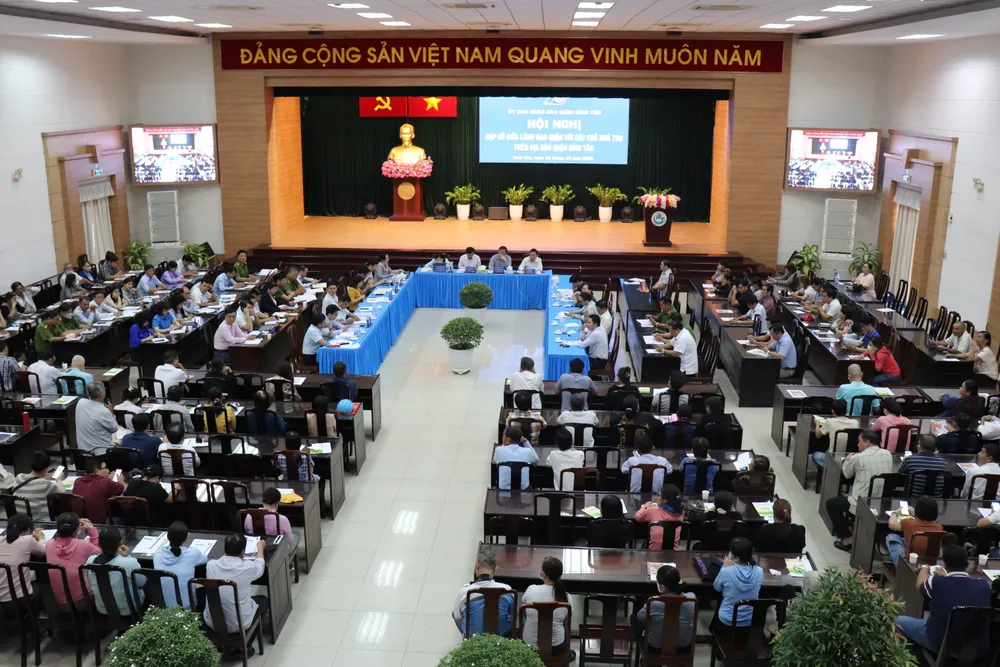 Hơn 200 chủ nhà trọ trên địa bàn quận Bình Tân dự buổi gặp gỡ lãnh đạo quận. Ảnh: MINH NGUYÊN Hơn 200 chủ nhà trọ trên địa bàn quận Bình Tân dự buổi gặp gỡ lãnh đạo quận. Ảnh: MINH NGUYÊN