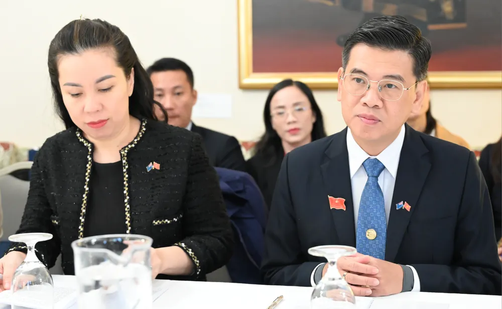 Phó Chủ tịch HĐND TPHCM Nguyễn Văn Dũng cùng Đoàn đại biểu HĐND TPHCM đến làm việc với lãnh đạo TP Melbourne. Ảnh: VĂN MINH Phó Chủ tịch HĐND TPHCM Nguyễn Văn Dũng cùng Đoàn đại biểu HĐND TPHCM đến làm việc với lãnh đạo TP Melbourne. Ảnh: VĂN MINH