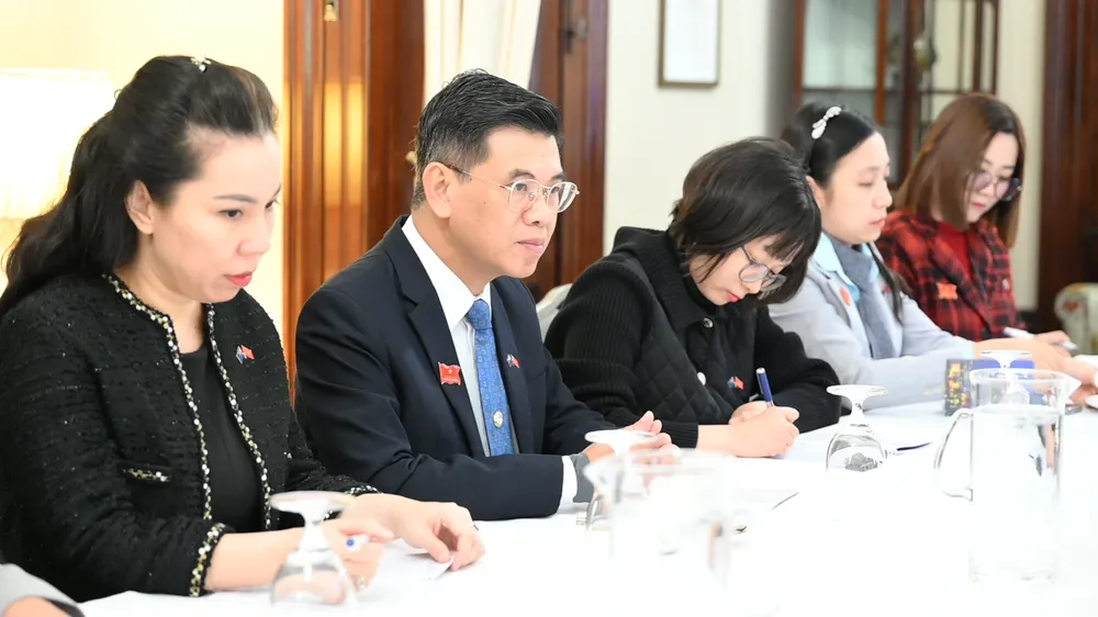 Phó Chủ tịch HĐND TPHCM trao đổi lại với Thị trưởng TP Melbourne. Ảnh: VĂN MINH Phó Chủ tịch HĐND TPHCM trao đổi lại với Thị trưởng TP Melbourne. Ảnh: VĂN MINH