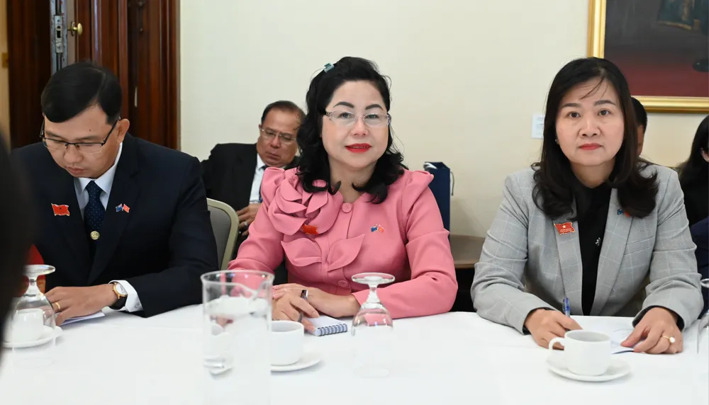 Đoàn đại biểu HĐND TPHCM đến làm việc với lãnh đạo TP Melbourne. Ảnh: VĂN MINH Đoàn đại biểu HĐND TPHCM đến làm việc với lãnh đạo TP Melbourne. Ảnh: VĂN MINH