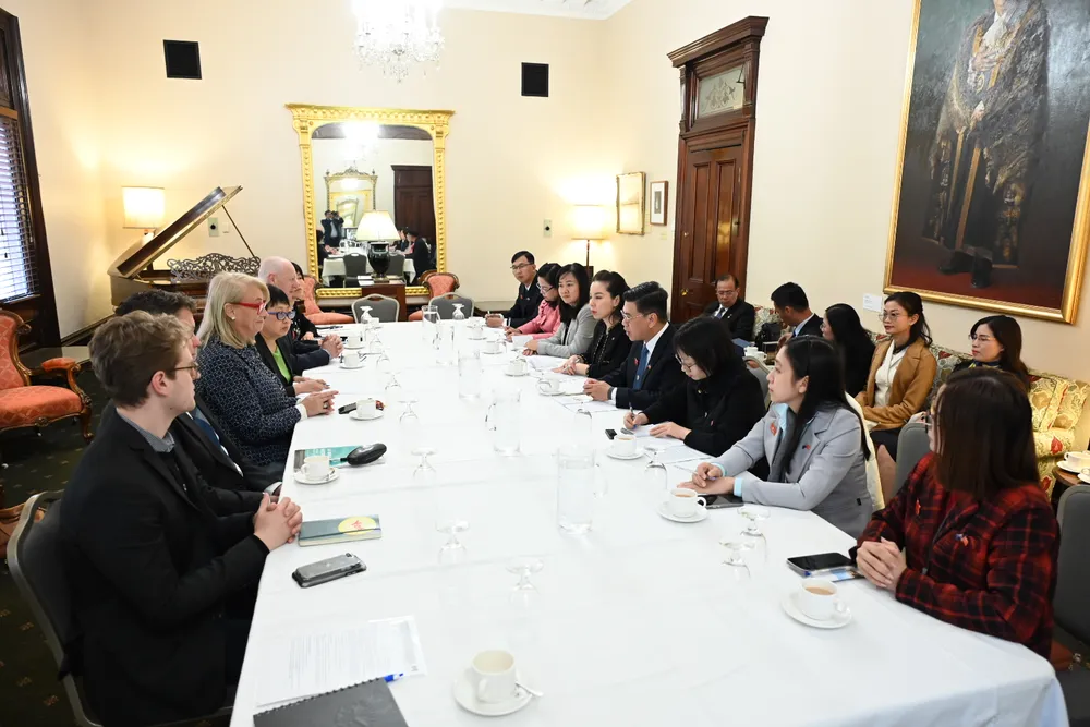 Đoàn đại biểu HĐND TPHCM làm việc với Thị trưởng TP Melbourne. Ảnh: VĂN MINH Đoàn đại biểu HĐND TPHCM làm việc với Thị trưởng TP Melbourne. Ảnh: VĂN MINH