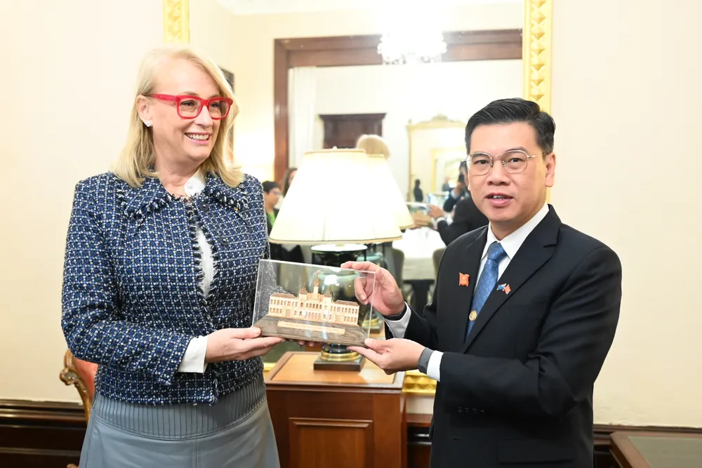 Phó Chủ tịch HĐND TPHCM Nguyễn Văn Dũng tặng quà lưu niệm đến Thị trưởng TP Melbourne. Ảnh: VĂN MINH Phó Chủ tịch HĐND TPHCM Nguyễn Văn Dũng tặng quà lưu niệm đến Thị trưởng TP Melbourne. Ảnh: VĂN MINH