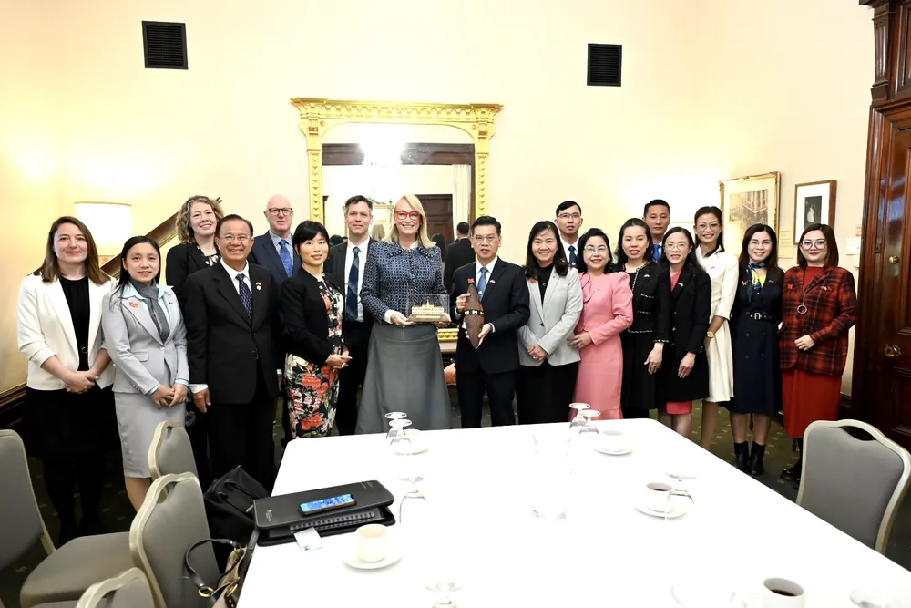 Đoàn đại biểu HĐND TPHCM đến làm việc với Thị trưởng TP Melbourne. Ảnh: VĂN MINH Đoàn đại biểu HĐND TPHCM đến làm việc với Thị trưởng TP Melbourne. Ảnh: VĂN MINH