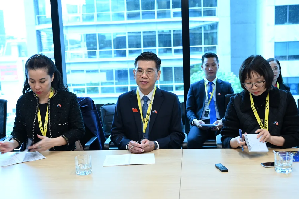 Phó Chủ tịch HĐND TPHCM Nguyễn Văn Dũng trao đổi với lãnh đạo Cơ quan Xúc tiến đầu tư Invest Victoria. Ảnh: VĂN MINH