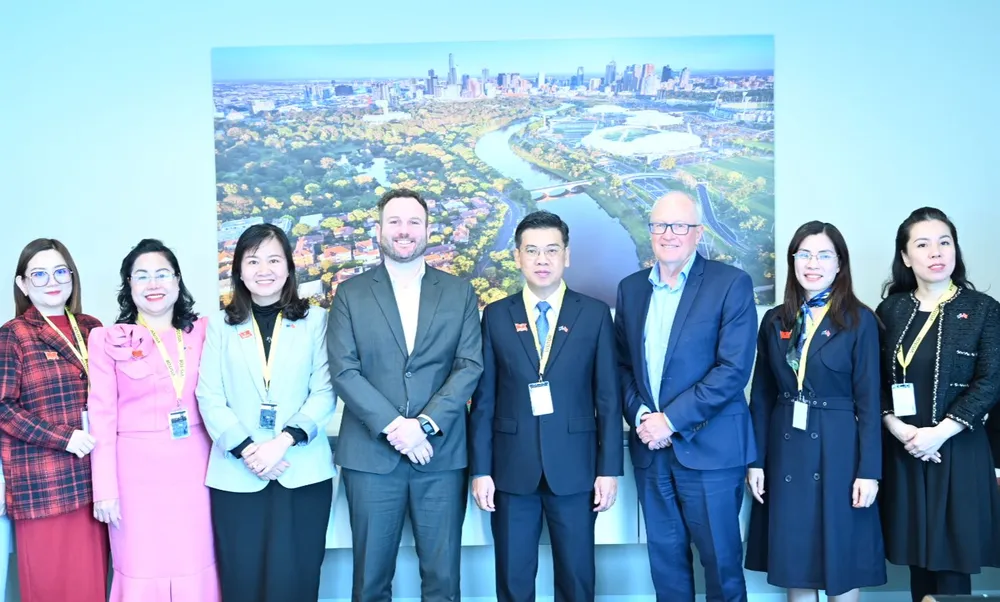 Đoàn đại biểu HĐND TPHCM đến làm việc với lãnh đạo Cơ quan Xúc tiến đầu tư Invest Victoria. Ảnh: VĂN MINH