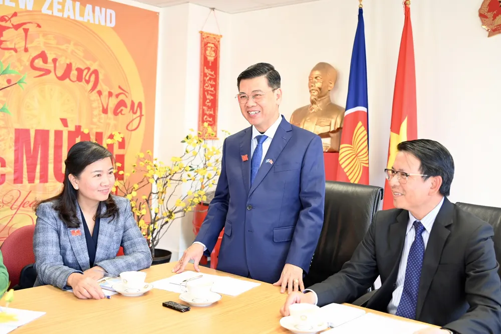 Phó Chủ tịch HĐND TPHCM mong muốn Đại sứ Quán Việt Nam tại New Zealand tiếp tục làm cầu nối giữa Việt Nam – New Zealand, TPHCM với các địa phương của New Zealand. Ảnh: VĂN MINH Phó Chủ tịch HĐND TPHCM mong muốn Đại sứ Quán Việt Nam tại New Zealand tiếp tục làm cầu nối giữa Việt Nam – New Zealand, TPHCM với các địa phương của New Zealand. Ảnh: VĂN MINH