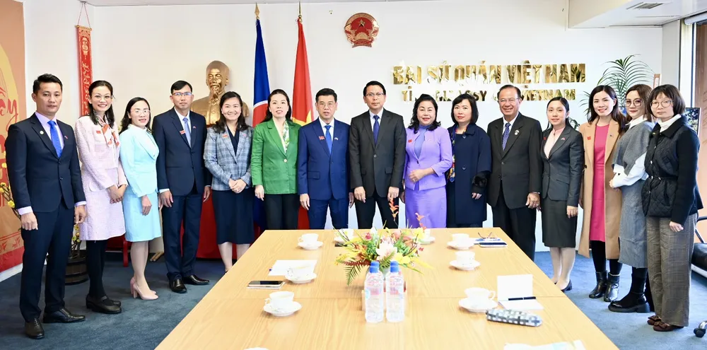 Phó Chủ tịch HĐND TPHCM Nguyễn Văn Dũng cùng đoàn đến thăm và làm việc tại Đại sứ Quán Việt Nam tại New Zealand. Ảnh: VĂN MINH Phó Chủ tịch HĐND TPHCM Nguyễn Văn Dũng cùng đoàn đến thăm và làm việc tại Đại sứ Quán Việt Nam tại New Zealand. Ảnh: VĂN MINH