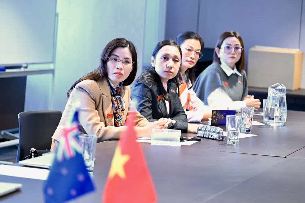 Các thành viên trong Đoàn đại biểu HĐND TPHCM cũng đặt nhiều câu hỏi đến bà Sarah Free và các cộng sự về phát triển đô thị thông minh. Ảnh: VĂN MINH Các thành viên trong Đoàn đại biểu HĐND TPHCM cũng đặt nhiều câu hỏi đến bà Sarah Free và các cộng sự về phát triển đô thị thông minh. Ảnh: VĂN MINH