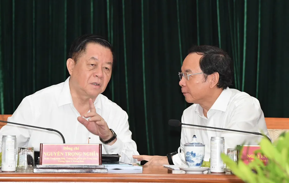 Bí thư Thành ủy TPHCM Nguyễn Văn Nên trao đổi với Trưởng Ban Tuyên giáo Trung ương Nguyễn Trọng Nghĩa. Ảnh: VIỆT DŨNG