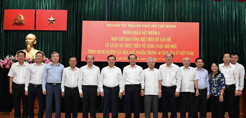 Đoàn công tác nhóm 6 của Ban Chỉ đạo tổng kết một số vấn đề lý luận và thực tiễn về công cuộc đổi mới theo định hướng xã hội chủ nghĩa trong 40 năm qua ở Việt Nam, đến làm việc với TPHCM. Ảnh: VIỆT DŨNG