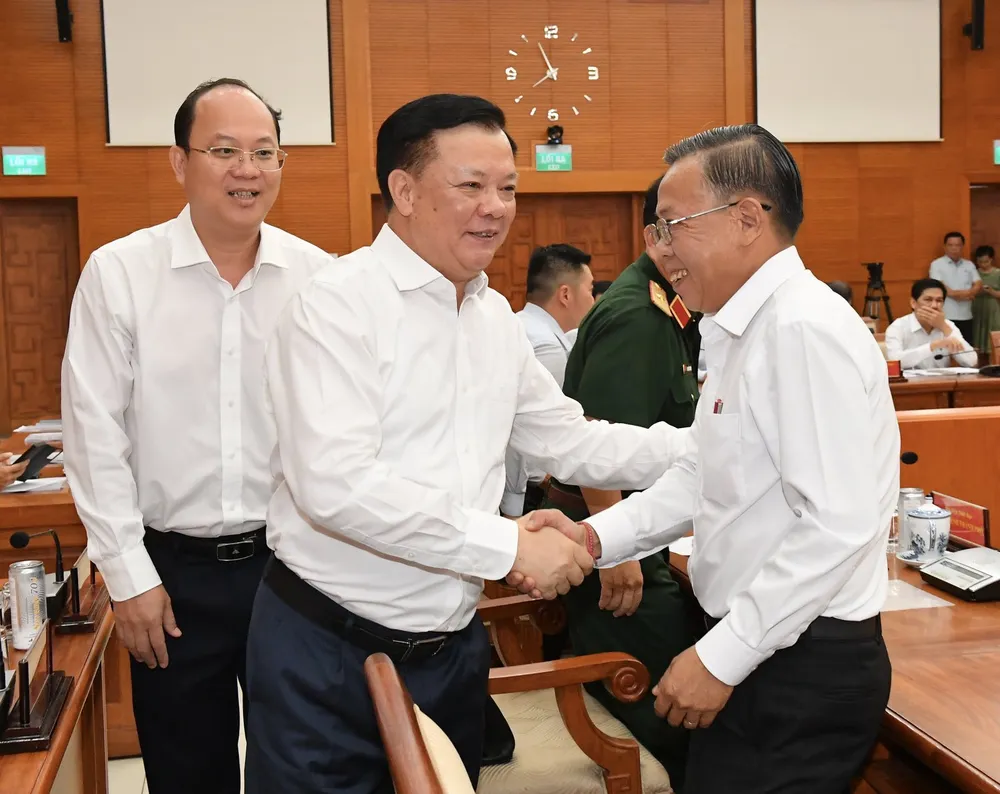 Bí thư Thành ủy Hà Nội Đinh Tiến Dũng trao đổi với các đại biểu trước buổi làm việc. Ảnh: VIỆT DŨNG Bí thư Thành ủy Hà Nội Đinh Tiến Dũng trao đổi với các đại biểu trước buổi làm việc. Ảnh: VIỆT DŨNG