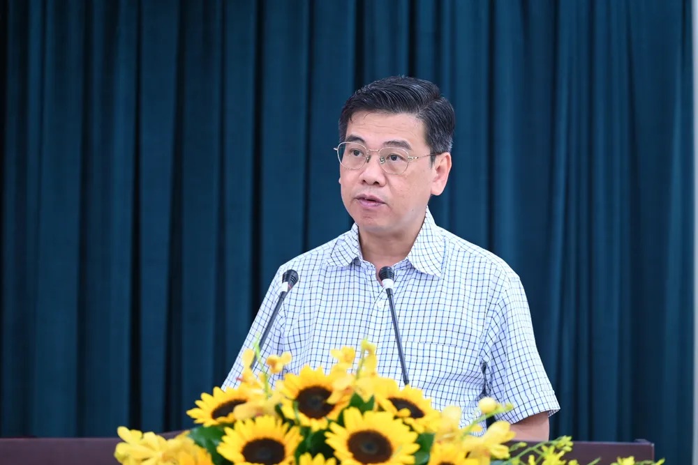 Phó Chủ tịch HĐND TPHCM Nguyễn Văn Dũng trình bày tham luận tại hội nghị. Ảnh: VĂN MINH Phó Chủ tịch HĐND TPHCM Nguyễn Văn Dũng trình bày tham luận tại hội nghị. Ảnh: VĂN MINH