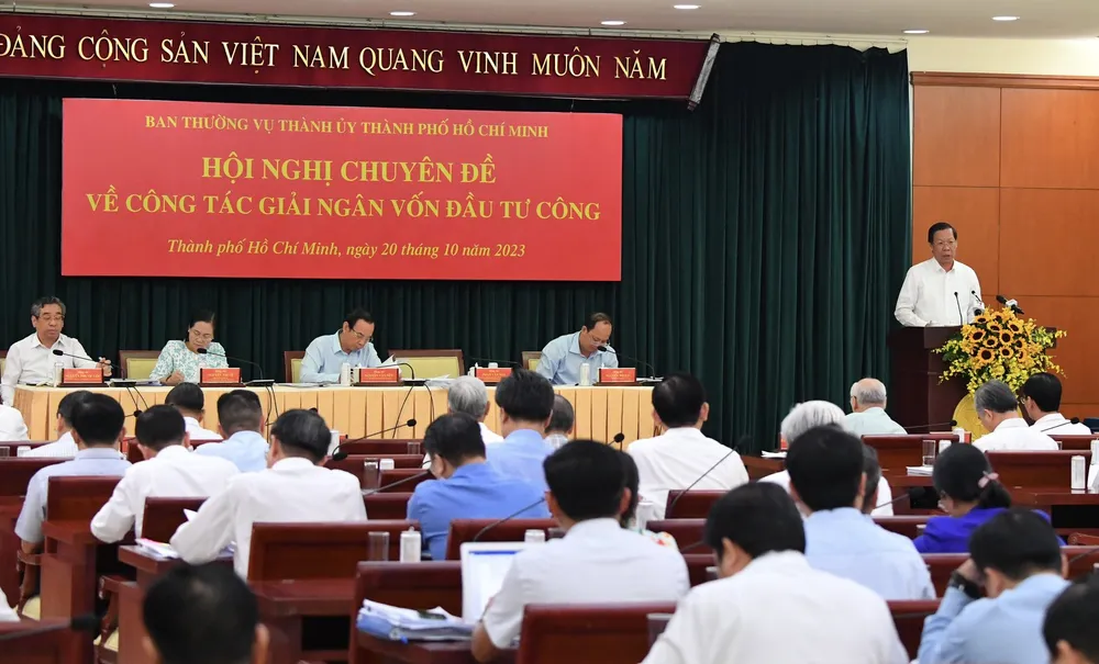 Chủ tịch UBND TPHCM yêu cầu các cơ quan, đơn vị, địa phương nỗ lực phấn đấu đến cuối năm, tỷ lệ giải ngân vốn đầu tư công không thấp hơn con số 80%. Ảnh: VIỆT DŨNG