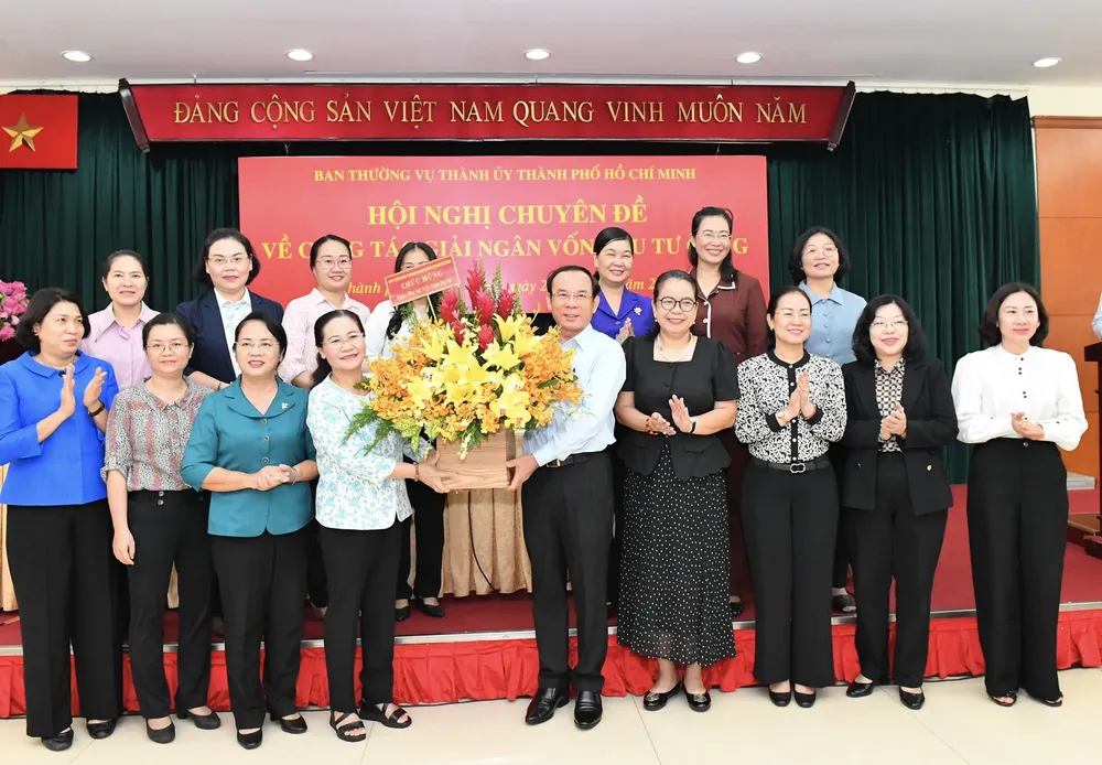 Nhân Ngày Phụ nữ Việt Nam 20-10, Bí thư Thành ủy TPHCM Nguyễn Văn Nên gửi lời chúc và tặng hoa đến các đồng chí cán bộ nữ của TPHCM. Ảnh: VIỆT DŨNG