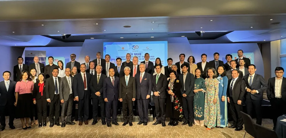 Phó Chủ tịch UBND TPHCM Võ Văn Hoan và các đại biểu dự hội nghị. Ảnh: QUỐC VINH Phó Chủ tịch UBND TPHCM Võ Văn Hoan và các đại biểu dự hội nghị. Ảnh: QUỐC VINH