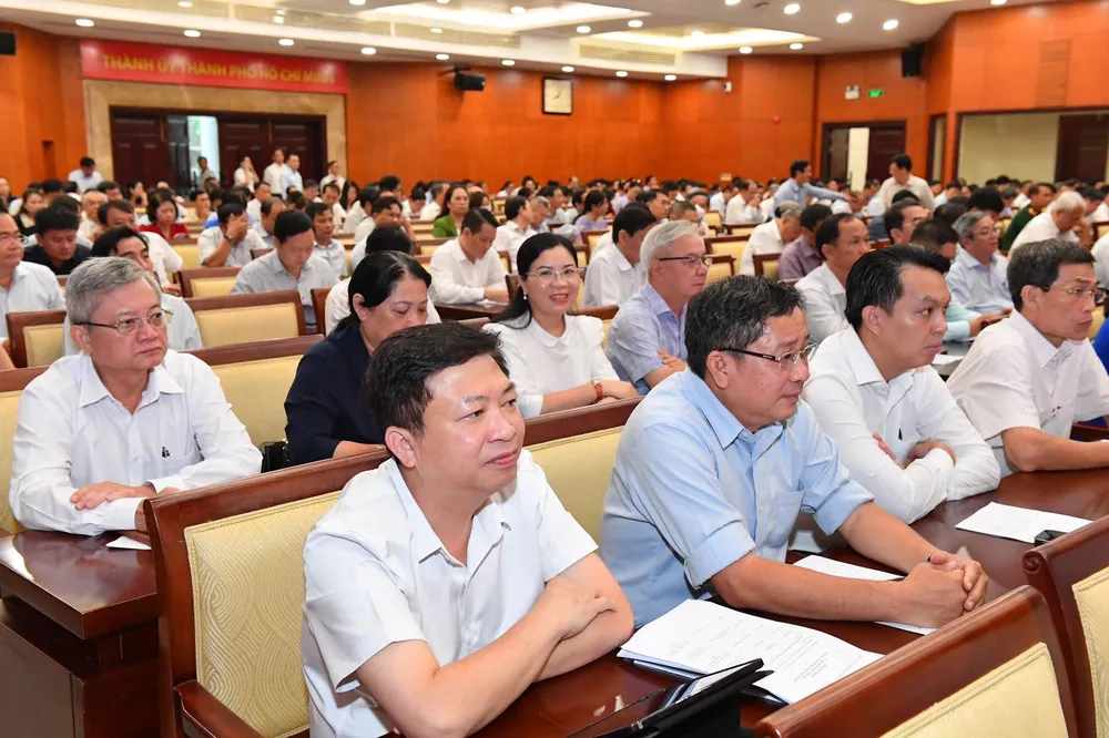 Các đồng chí cán bộ chủ chốt thành phố dự hội nghị. Ảnh: VIỆT DŨNG