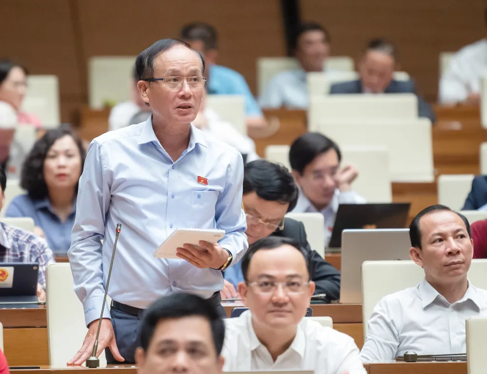 ĐB Vũ Xuân Hùng phát biểu. Ảnh: QUANG PHÚC ĐB Vũ Xuân Hùng phát biểu. Ảnh: QUANG PHÚC