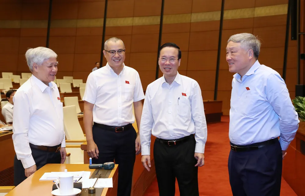 Chủ tịch nước Võ Văn Thưởng trao đổi với các đại biểu tại phiên họp ngày 30-10. Ảnh: QUANG PHÚC Chủ tịch nước Võ Văn Thưởng trao đổi với các đại biểu tại phiên họp ngày 30-10. Ảnh: QUANG PHÚC