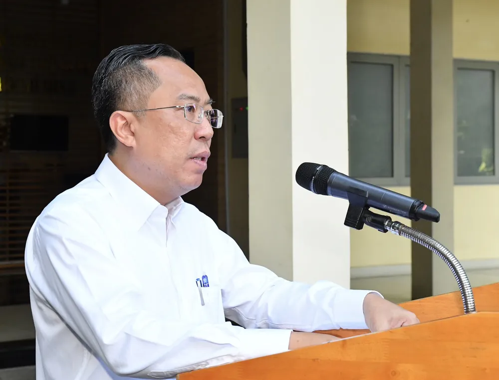 Phó Chánh Văn phòng Thành ủy TPHCM Trương Vĩnh Tùng phát động đóng góp ủng hộ Quỹ "Vì người nghèo" TPHCM. Ảnh: VIỆT DŨNG Phó Chánh Văn phòng Thành ủy TPHCM Trương Vĩnh Tùng phát động đóng góp ủng hộ Quỹ "Vì người nghèo" TPHCM. Ảnh: VIỆT DŨNG