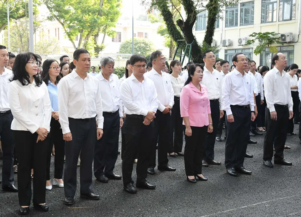 Lãnh đạo Thành ủy, các cơ quan chuyên trách tham mưu, giúp việc Thành ủy và cán bộ, công chức, người lao động dự lễ phát động. Ảnh: VIỆT DŨNG Lãnh đạo Thành ủy, các cơ quan chuyên trách tham mưu, giúp việc Thành ủy và cán bộ, công chức, người lao động dự lễ phát động. Ảnh: VIỆT DŨNG