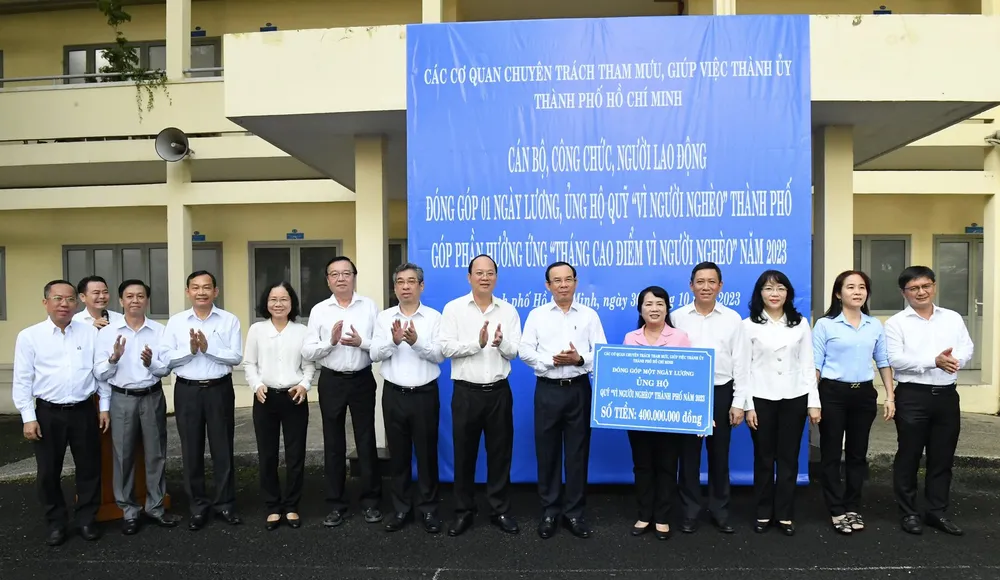 Bí thư Thành ủy TPHCM Nguyễn Văn Nên trao bảng kinh phí ủng hộ Quỹ "Vì người nghèo" TPHCM. Ảnh: VIỆT DŨNG Bí thư Thành ủy TPHCM Nguyễn Văn Nên trao bảng kinh phí ủng hộ Quỹ "Vì người nghèo" TPHCM. Ảnh: VIỆT DŨNG