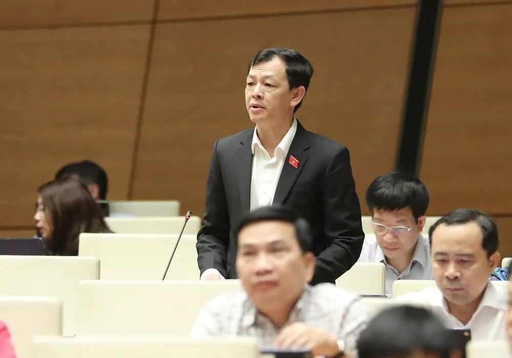 ĐB Nguyễn Tri Thức phát biểu. Ảnh: QUANG PHÚC ĐB Nguyễn Tri Thức phát biểu. Ảnh: QUANG PHÚC