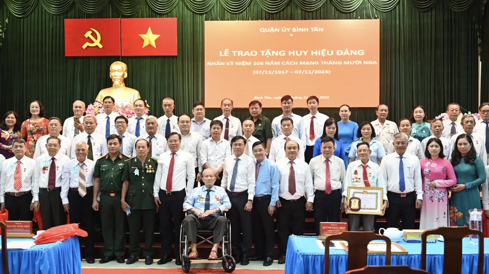 Lãnh đạo quận Bình Tân và các đồng chí đảng viên cao tuổi Đảng tại buổi lễ trao Huy hiệu Đảng. Ảnh: VĂN MINH