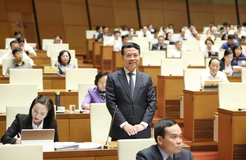 Bộ trưởng Bộ TT-TT Nguyễn Mạnh Hùng trả lời. Ảnh: QUANG PHÚC Bộ trưởng Bộ TT-TT Nguyễn Mạnh Hùng trả lời. Ảnh: QUANG PHÚC