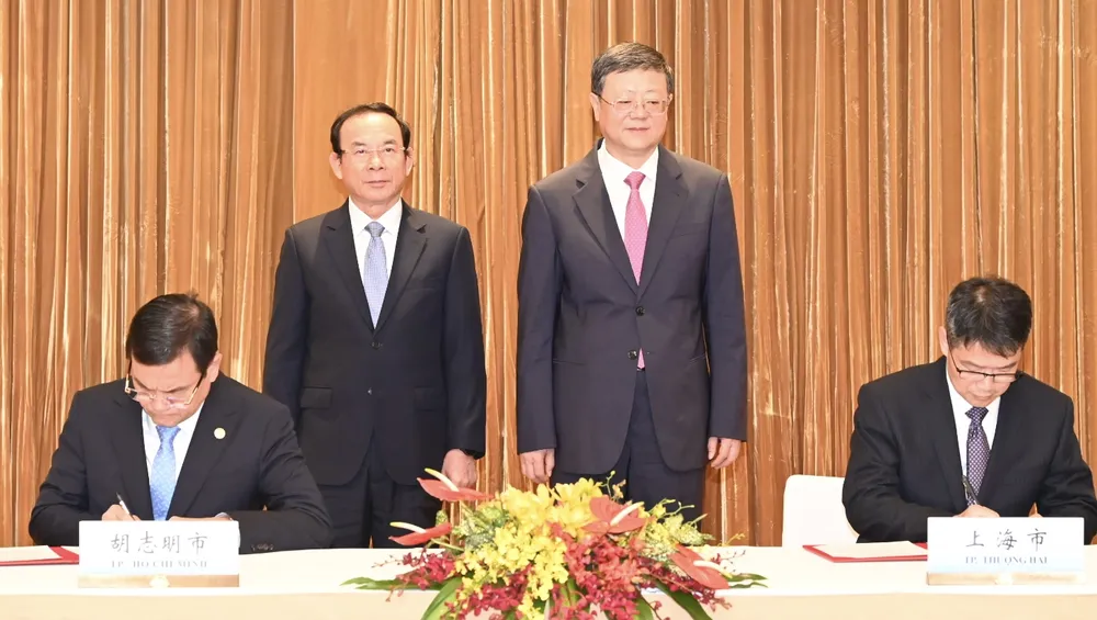 Bí thư Thành ủy TPHCM Nguyễn Văn Nên và Bí thư Thành ủy Thượng Hải chứng kiến Lễ ký kết Bản ghi nhớ hợp tác giao lưu hữu nghị giữa Công an TPHCM và Công an TP Thượng Hải. Ảnh: VĂN MINH