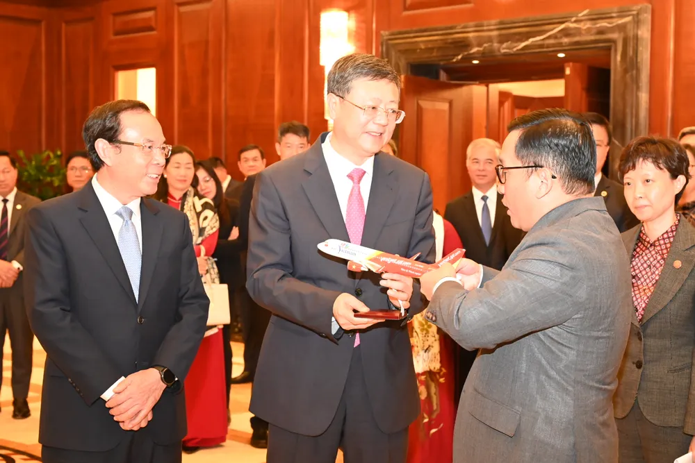 Bí thư Thành ủy TPHCM Nguyễn Văn Nên và Bí thư Thành ủy Thượng Hải chúc mừng Hãng hàng không Vietjet mở đường bay thẳng TPHCM - Thượng Hải. Ảnh: VĂN MINH