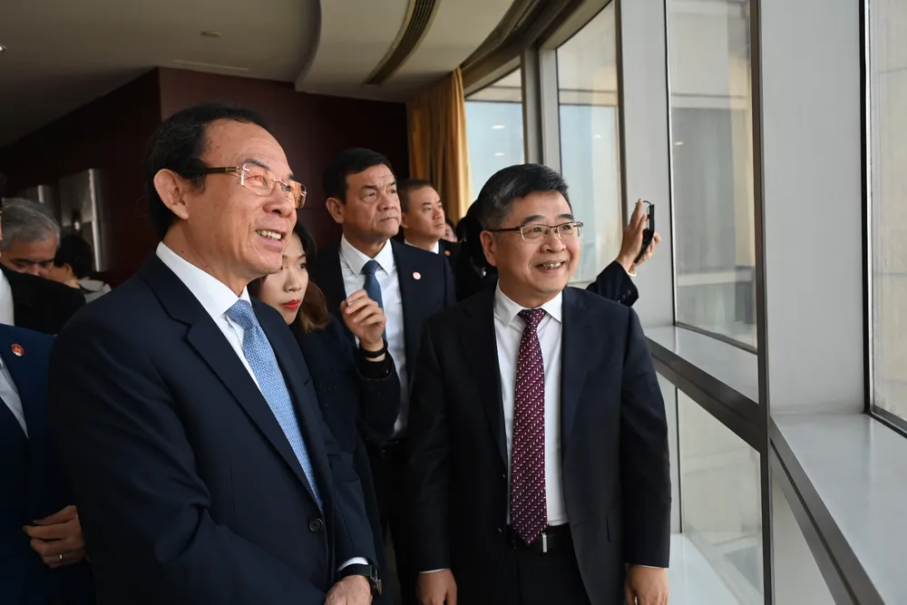 Bí thư Thành ủy TPHCM Nguyễn Văn Nên trao đổi với Bí thư Ủy ban Công tác tài chính Thượng Hải. Ảnh: VĂN MINH Bí thư Thành ủy TPHCM Nguyễn Văn Nên trao đổi với Bí thư Ủy ban Công tác tài chính Thượng Hải. Ảnh: VĂN MINH