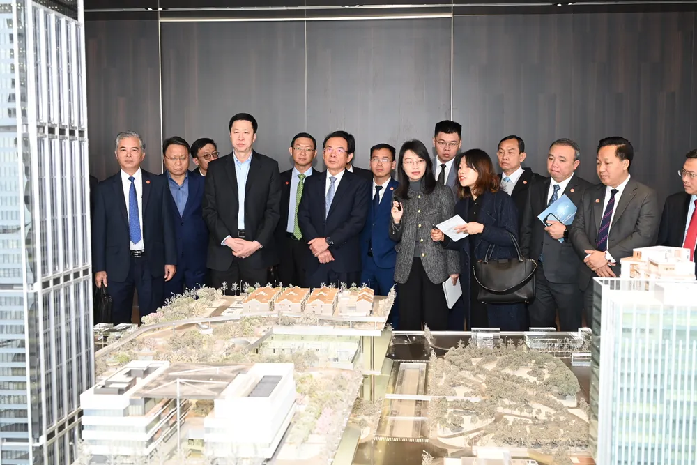 Đoàn đại biểu cấp cao TPHCM đã đến tham quan, khảo sát thực địa dự án cải tạo đô thị Vịnh Tô Hà (TP Thượng Hải). Trong ảnh, đoàn tham quan mô hình dự án được trưng bày trong tòa nhà. Ảnh: VĂN MINH Đoàn đại biểu cấp cao TPHCM đã đến tham quan, khảo sát thực địa dự án cải tạo đô thị Vịnh Tô Hà (TP Thượng Hải). Trong ảnh, đoàn tham quan mô hình dự án được trưng bày trong tòa nhà. Ảnh: VĂN MINH