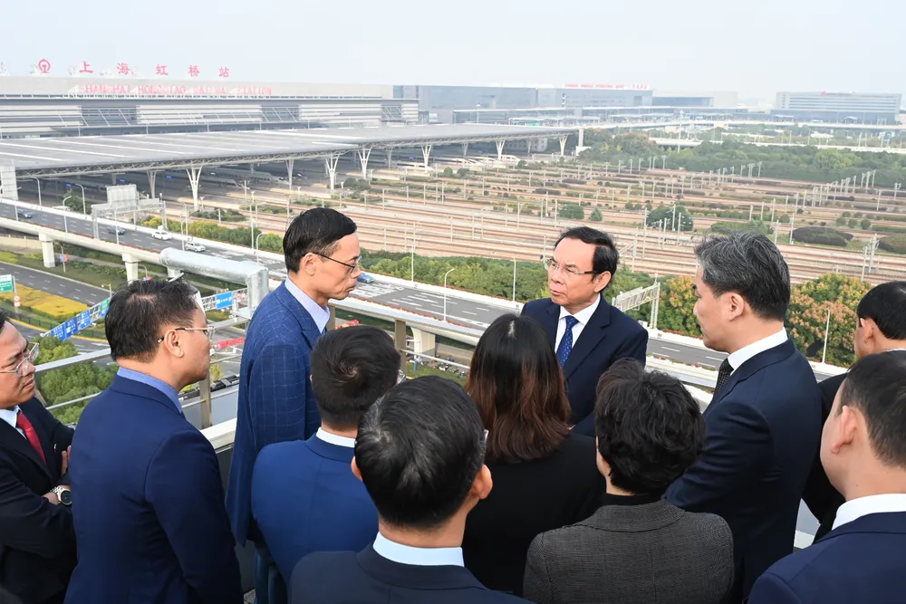 Bí thư Thành ủy TPHCM Nguyễn Văn Nên đi khảo sát thực tế nút giao thông Hồng Kiều (TP Thượng Hải). Ảnh: VĂN MINH Bí thư Thành ủy TPHCM Nguyễn Văn Nên đi khảo sát thực tế nút giao thông Hồng Kiều (TP Thượng Hải). Ảnh: VĂN MINH