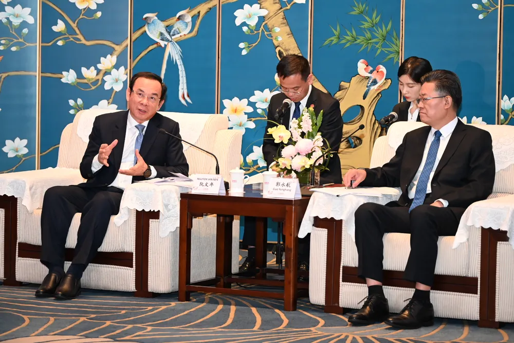 Bí thư Thành ủy TPHCM Nguyễn Văn Nên trao đổi thông tin tại buổi làm việc. Ảnh: VĂN MINH