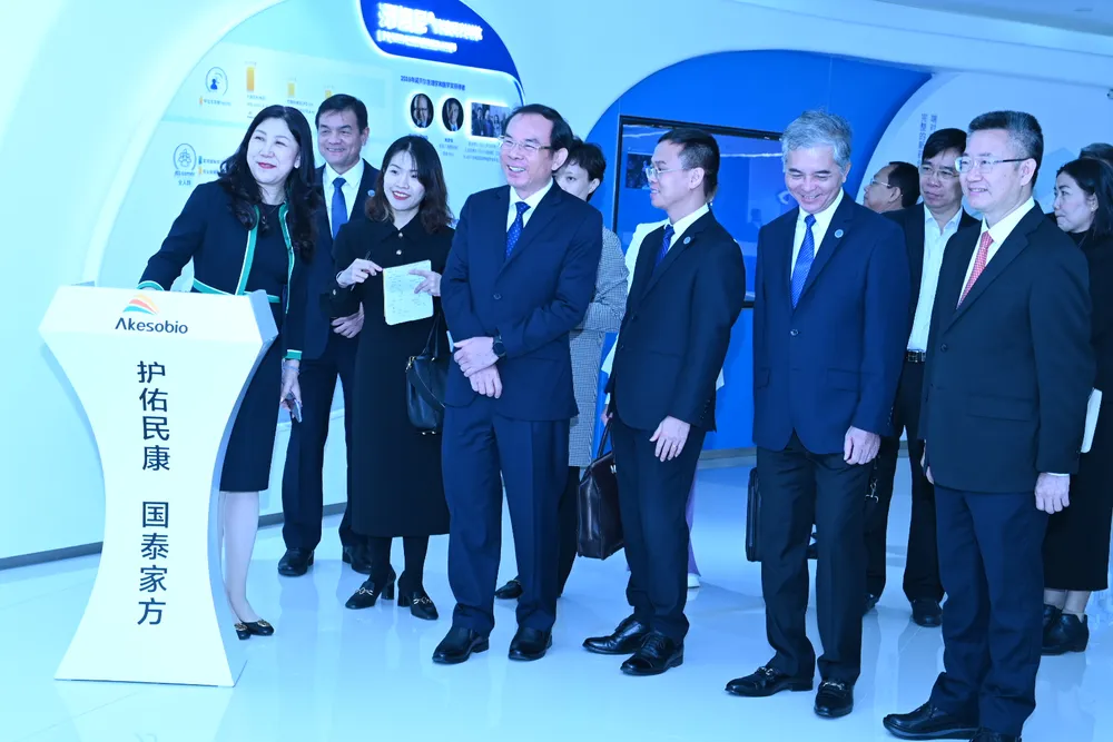 Đoàn đại biểu cấp cao TPHCM tham quan công ty dược phẩm Kangfang Biologics, trụ sở đặt tại Thành phố Tri thức Quảng Châu. Ảnh: VĂN MINH Đoàn đại biểu cấp cao TPHCM tham quan công ty dược phẩm Kangfang Biologics, trụ sở đặt tại Thành phố Tri thức Quảng Châu. Ảnh: VĂN MINH