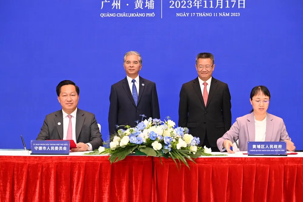 Phó Chủ tịch UBND TPHCM Ngô Minh Châu và Bí thư Khu ủy Hoàng Phố Trần Kiệt chứng kiến lễ ký kết. Ảnh: VĂN MINH Phó Chủ tịch UBND TPHCM Ngô Minh Châu và Bí thư Khu ủy Hoàng Phố Trần Kiệt chứng kiến lễ ký kết. Ảnh: VĂN MINH