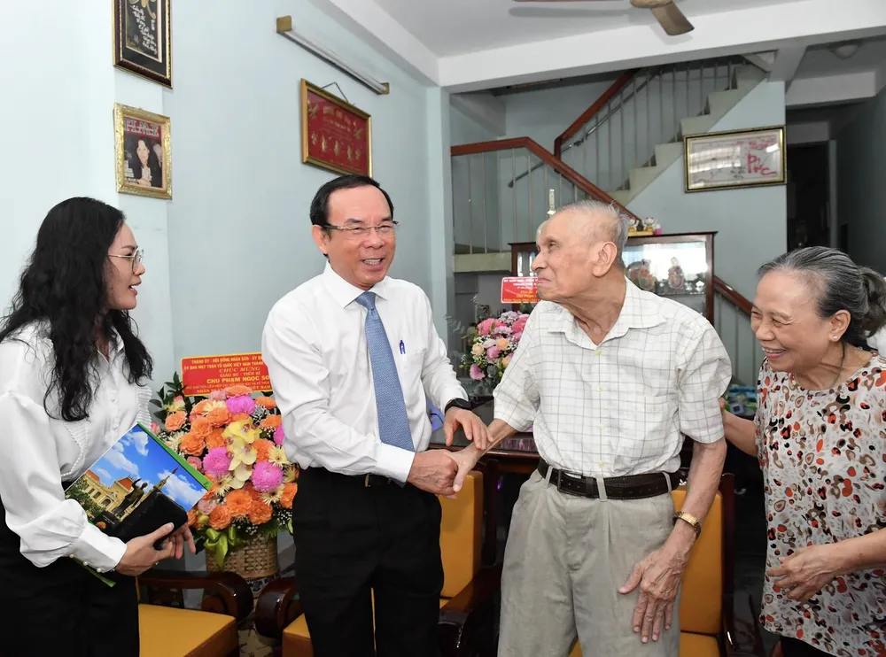 Bí thư Thành ủy TPHCM thăm hỏi và trò chuyện với GS-TS Chu Phạm Ngọc Sơn. Ảnh: VIỆT DŨNG