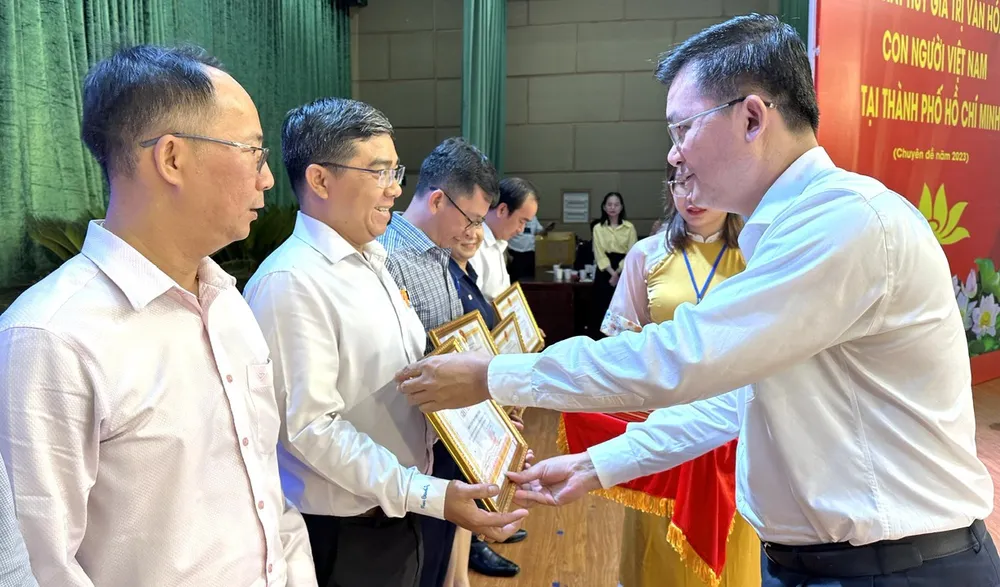 Chủ tịch UBND huyện Bình Chánh Võ Đức Thanh tặng giấy khen cho các tập thể, cá nhân Chủ tịch UBND huyện Bình Chánh Võ Đức Thanh tặng giấy khen cho các tập thể, cá nhân