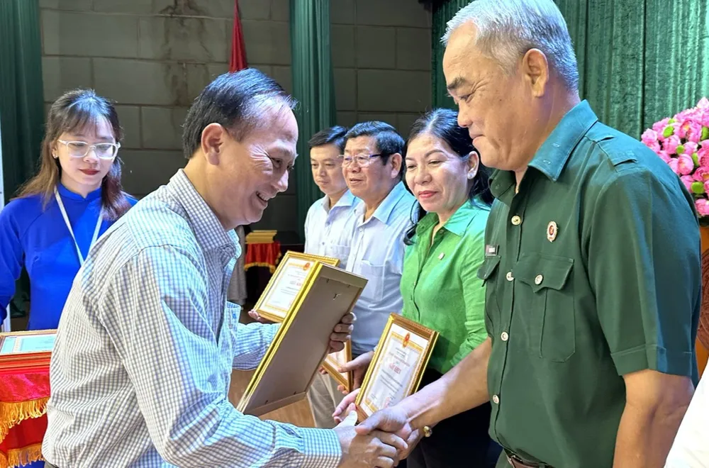 Bí thư Huyện ủy huyện Bình Chánh Trần Văn Nam tặng giấy khen cho các tập thể, cá nhân Bí thư Huyện ủy huyện Bình Chánh Trần Văn Nam tặng giấy khen cho các tập thể, cá nhân