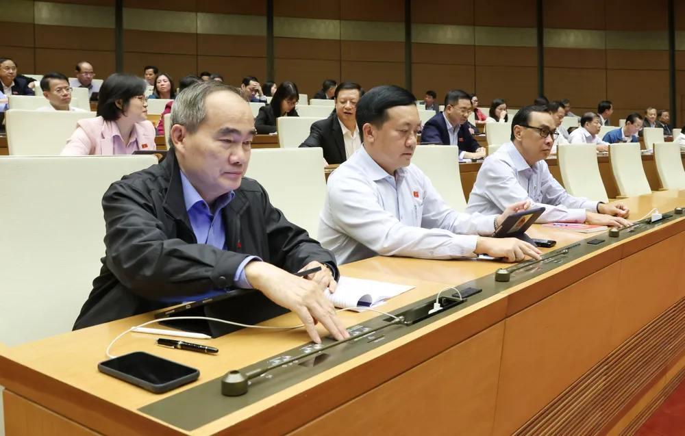 Đại biểu Quốc hội bấm nút biểu quyết thông qua Luật Quản lý, bảo vệ công trình quốc phòng và khu quân sự. Ảnh: QUANG PHÚC Đại biểu Quốc hội bấm nút biểu quyết thông qua Luật Quản lý, bảo vệ công trình quốc phòng và khu quân sự. Ảnh: QUANG PHÚC