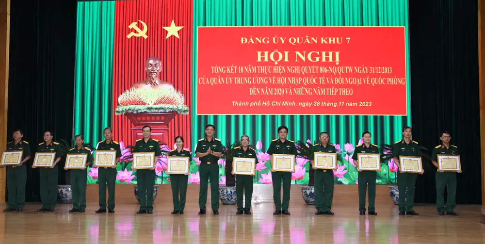 Trung tướng Nguyễn Trường Thắng, Tư lệnh Quân khu 7 trao bằng khen cho các tập thể, cá nhân có thành tích xuất sắc trong thực hiện Nghị quyết 806. Ảnh: TUẤN ANH