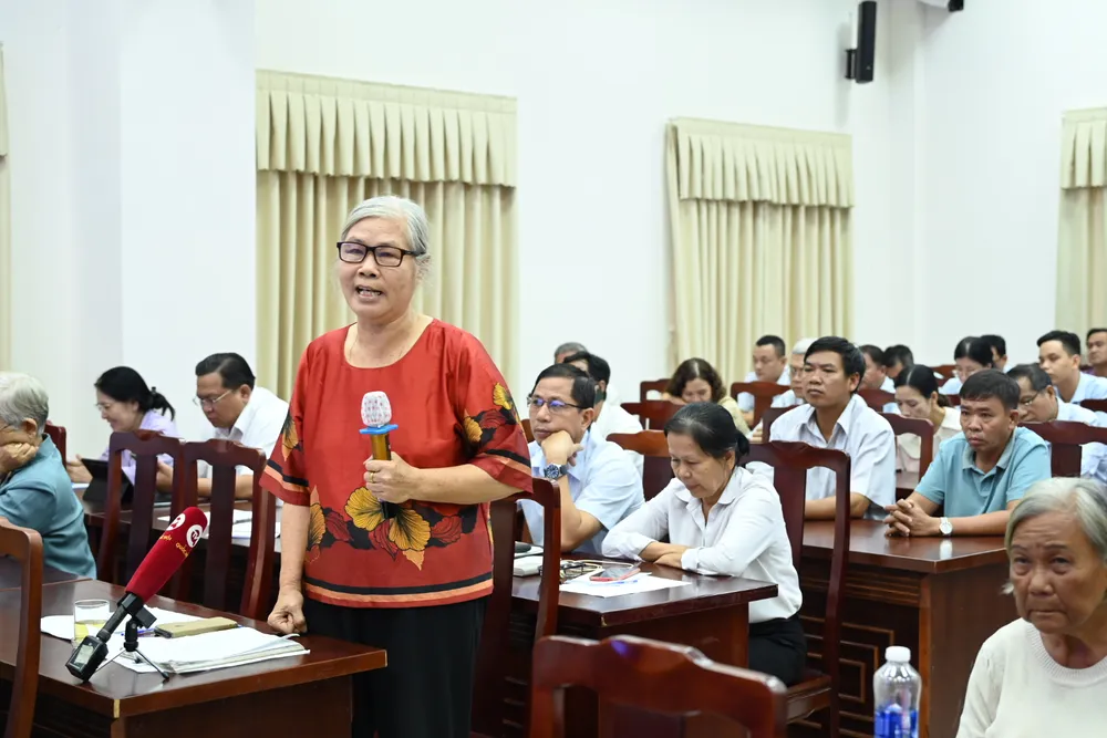 Cử tri quận Bình Tân nêu ý kiến tại buổi tiếp xúc cử tri. Ảnh: VĂN MINH Cử tri quận Bình Tân nêu ý kiến tại buổi tiếp xúc cử tri. Ảnh: VĂN MINH