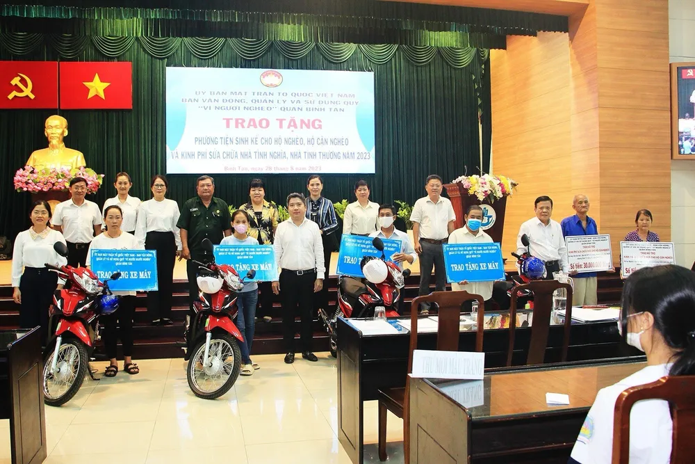 Toàn quận đã huy động cả hệ thống chính trị, các tầng lớp nhân dân cùng chung tay chăm lo hỗ trợ hộ nghèo bằng nhiều mô hình, giải pháp tích cực