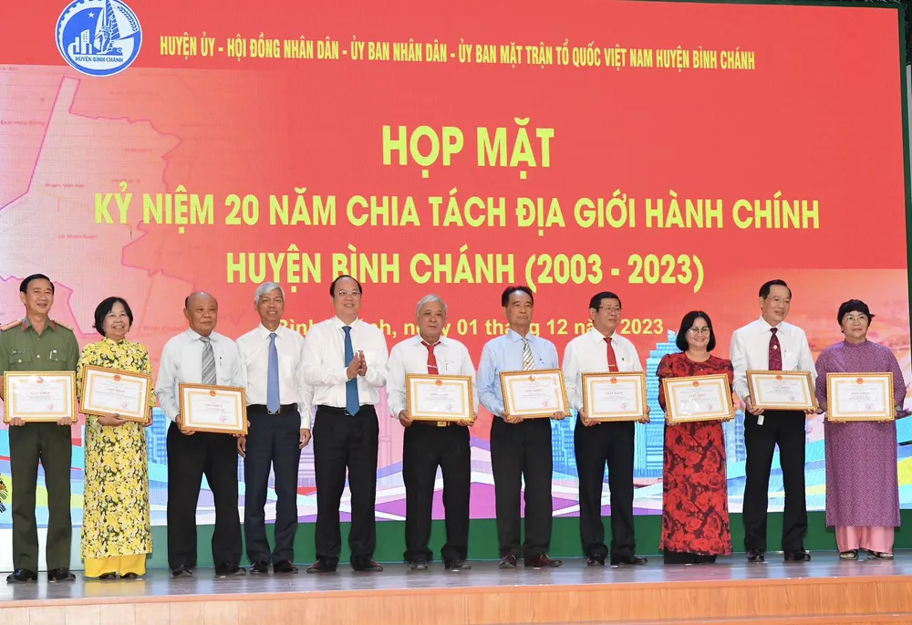 Phó Bí thư Thành ủy TPHCM Nguyễn Hồ Hải và Phó Chủ tịch UBND TPHCM Võ Văn Hoan trao giấy khen cho các tập thể, cá nhân. Ảnh: VIỆT DŨNG